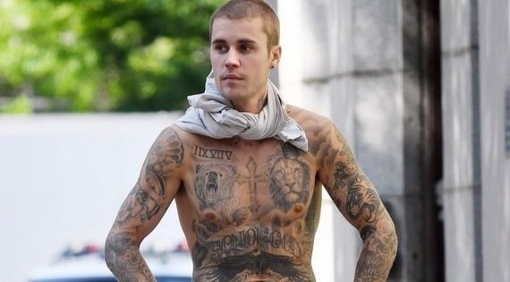 Justin Bieber cởi trần, lộ hình xăm kín người xuống phố - 2sao