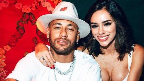 Neymar quay lại với bạn gái cũ