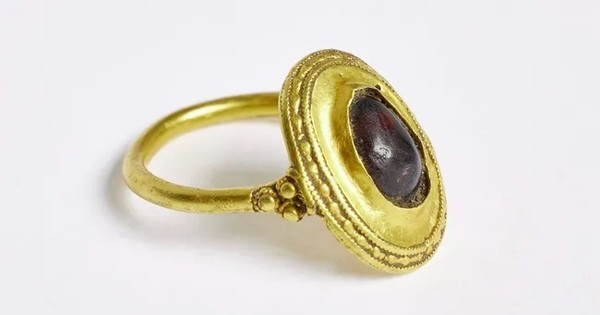 Bất ngờ khai quật được chiếc nhẫn vàng quý hiếm 1.500 tuổi 