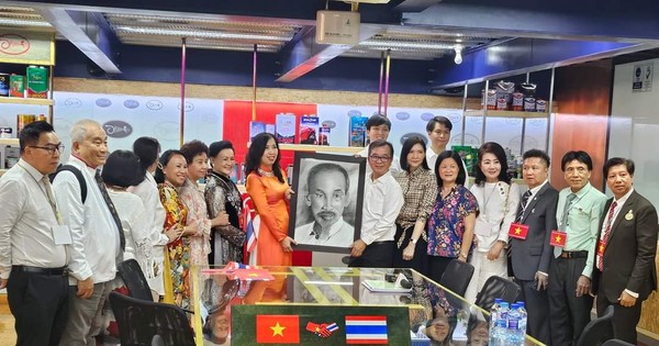 รัฐมนตรีช่วยว่าการกระทรวงการต่างประเทศ เล ถิ ทู หั่ง เยือนและทำงานร่วมกับชุมชนชาวเวียดนามในประเทศไทย