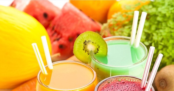 Nước hoa quả và nước chanh có chứa những gì mà không nên tiêu thụ khi uống thuốc kháng sinh?

