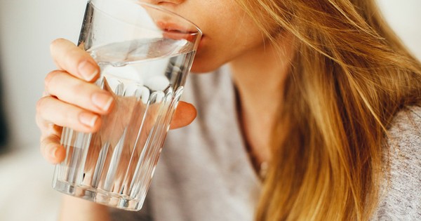 Làm sao để giảm triệu chứng đắng miệng khi uống nước?