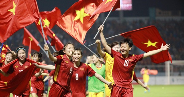 Tuyển nữ Việt Nam đã trưởng thành và thành công hơn bao giờ hết. Những cô gái Việt Nam với tinh thần đầy nỗ lực và sự quyết tâm không ngừng nghỉ đã vượt qua mọi khó khăn và góp phần vào sự phát triển của bóng đá Việt Nam. Xem hình ảnh liên quan để ủng hộ đội tuyển Việt Nam ngày càng vững mạnh hơn.