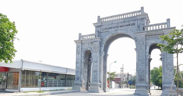 Dự án cổng đá Ninh Vân có mức đầu tư bao nhiêu và đã được UBND huyện Hoa Lư thanh toán bao nhiêu?