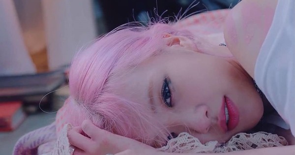 Trong làng giải trí K-Pop, mái tóc hồng được coi là một trong những phong cách nổi bật nhất. Hãy cùng xem những hình ảnh của các idol K-Pop để ngắm nhìn vẻ đẹp kiêu sa, cuốn hút của kiểu tóc này.