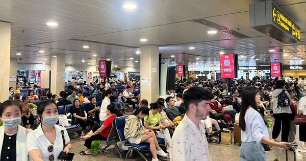 Khách đến sân bay Tân Sơn Nhất tăng vọt trong ngày mùng 4 Tết
