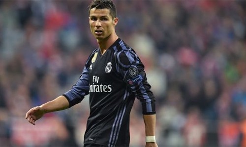 Ronaldo là một trong những cầu thủ giàu có nhất thế giới, những tài sản của anh luôn khiến mọi người phải ngưỡng mộ. Tuy nhiên, sự việc hiếp dâm của anh đã gây ra rất nhiều tranh luận và phản đối từ dư luận. Hãy xem những hình ảnh liên quan để đánh giá sự việc này và đưa ra quan điểm của riêng mình.