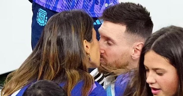 Xem hình ảnh Messi cùng vợ ăn mừng khi Argentina đăng quang vô địch sẽ là một trải nghiệm đáng nhớ cho những người hâm mộ bóng đá.