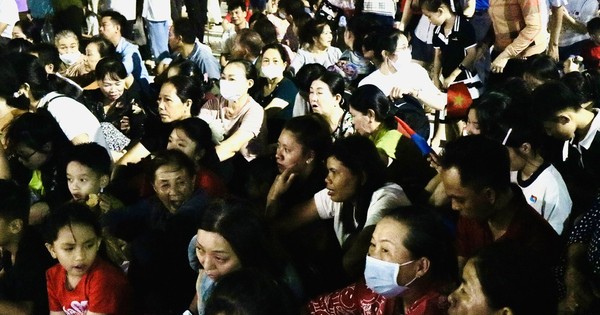 'Biển người' ở Tây Ninh mãn nhãn với màn pháo hoa rực trời kỷ niệm ngày thống nhất đất nước