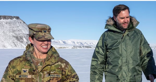Lầu Năm Góc sa thải chỉ huy căn cứ ở Greenland sau chuyến thăm của Phó Tổng thống Vance