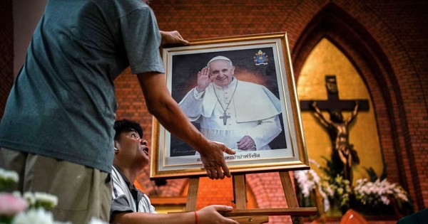 Phá Nhẫn ngư phủ và bắt đầu nghi lễ cổ sau khi Giáo hoàng Francis qua đời