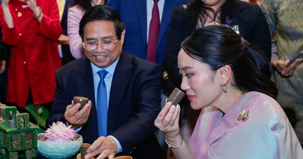 Thủ tướng Phạm Minh Chính cùng Thủ tướng Thái Lan tham quan triển lãm hàng thủ công mỹ nghệ