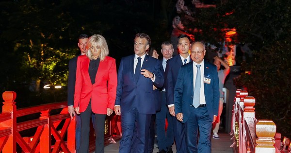 Tổng thống Pháp Emmanuel Macron và Phu nhân dạo Hồ Gươm