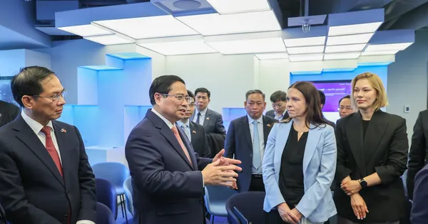 Thủ tướng Phạm Minh Chính thăm mô hình chính phủ số hàng đầu thế giới
