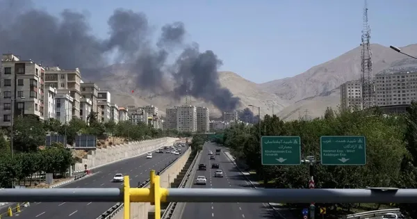 Iran ám ảnh với những người ‘đội mũ, đeo kính râm'