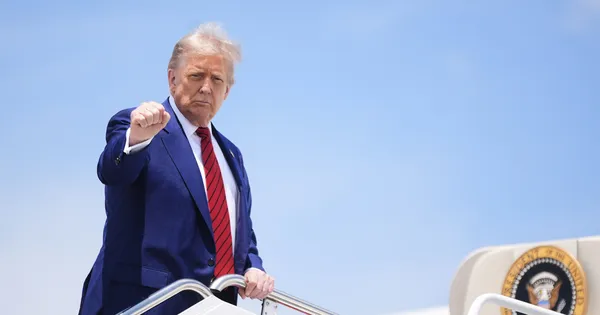 Sau một cuộc gọi, ông Trump hạ lệnh ném bom Iran ngay trên trực thăng