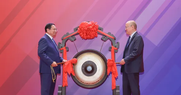 Thủ tướng Phạm Minh Chính tham quan biểu tượng phát triển của Trung Quốc
