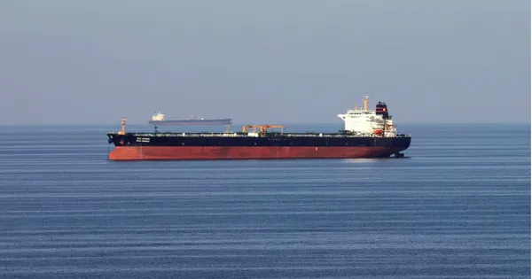 Tình báo Mỹ phát hiện hoạt động bất thường của Iran ở eo biển Hormuz