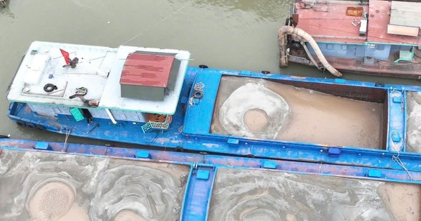 CSGT Hà Nội phát hiện loạt tàu chở cát không rõ nguồn gốc trên sông Hồng