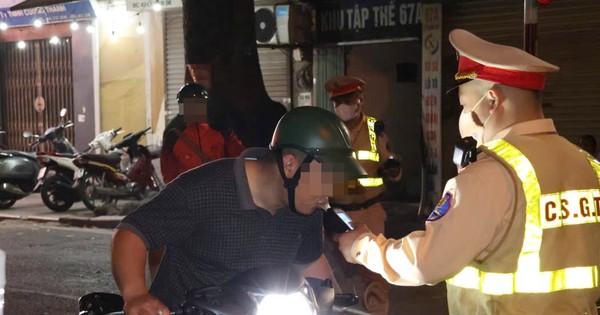 Hà Nội: Dân nhậu 'sa lưới' kiểm tra nồng độ cồn trên phố Lý Nam Đế
