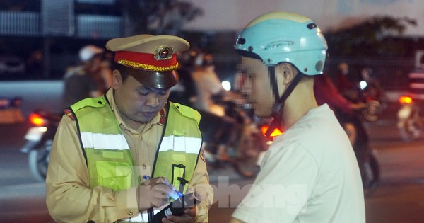 Hà Nội: Uống 4 cốc bia xong đi giao hàng cho vợ, nam tài xế xe máy bị phạt nặng