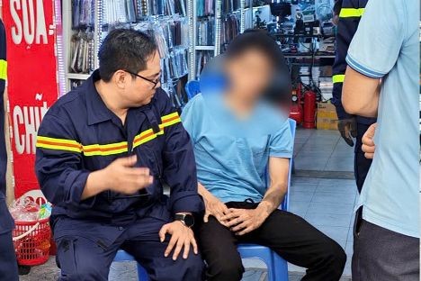 Hà Nội: Cảnh sát giải cứu nam thanh niên ngồi trên lan can cầu vượt