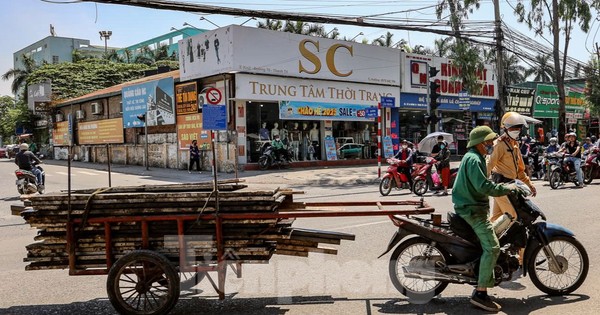 Hà Nội: Xử lý loạt tài xế xe máy tự chế 'rơ moóc' kéo hàng cồng kềnh