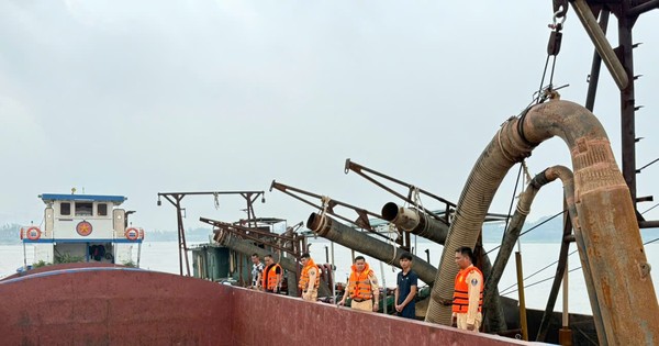Cảnh sát truy đuổi, bắt giữ 2 tàu hút cát trái phép bỏ chạy trên sông Hồng