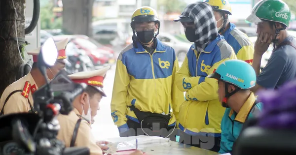 Hà Nội: Hàng loạt tài xế bị xử phạt vì ‘leo’ xe máy lên vỉa hè, đi ngược chiều