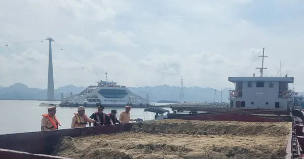 Bắt giữ tàu chở cát không rõ nguồn gốc từ biển vào nội địa