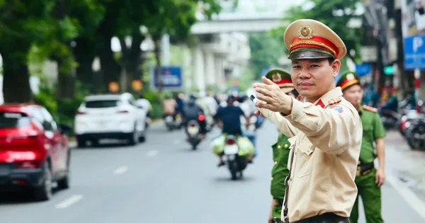 Cán bộ, chiến sĩ Công an Hà Nội túc trực tại các điểm trường hỗ trợ sĩ tử