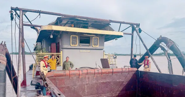 Cảnh sát giao thông vạch trần thủ đoạn hút trộm cát tinh vi trên sông Hồng