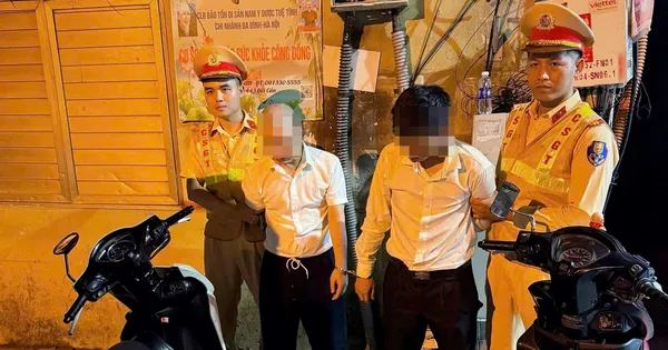 Lật tẩy hai đối tượng áo trắng sơ vin đẩy xe máy trong đêm