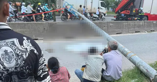 Hà Nội: Cột đèn đổ ra đường, một người tử vong
