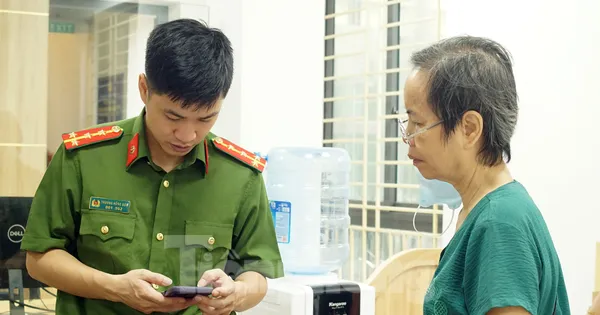 Hình ảnh ngày đầu hoạt động của công an xã, phường mới ở Hà Nội