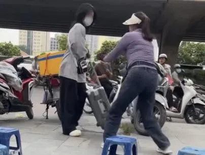 Xác minh vụ cô gái đứng chờ xe bị người bán trà đá vỉa hè xua đuổi