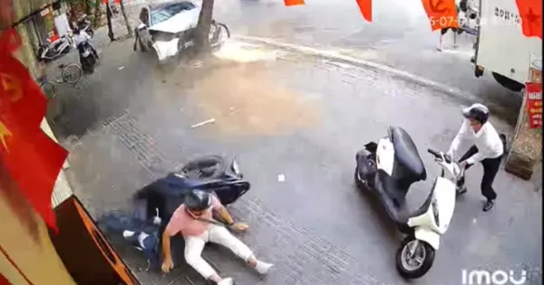CLIP ghi lại hình ảnh ô tô tông hàng loạt xe máy trên phố Trần Đại Nghĩa