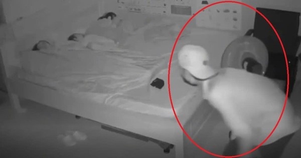 Cảnh tượng thót tim khi người phụ nữ xem lại camera phòng ngủ