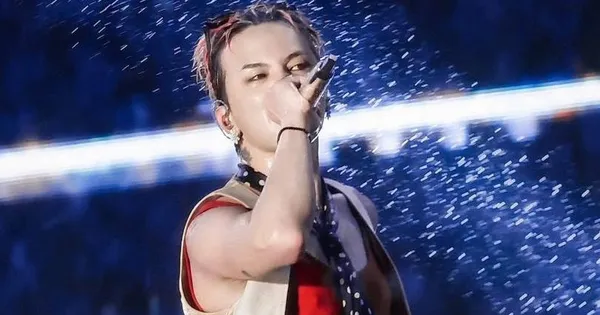 G-Dragon biểu diễn giữa trời mưa xối xả ở Hà Nội, fan Việt lao lên sân khấu đòi ôm