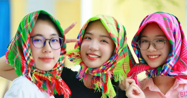 Mốt trùm khăn 'bà thím' được thí sinh Hoa hậu Việt Nam yêu thích