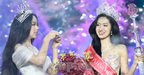 Khoảnh khắc 'tuyệt đối điện ảnh' khi Hoa hậu Thanh Thủy trao vương miện cho Hà Trúc Linh