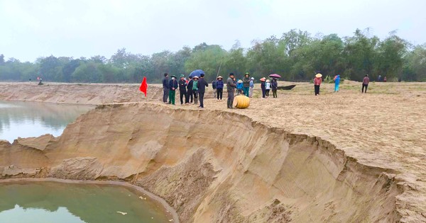 Sợ sạt lở đất, người dân tập trung ra bờ sông phản đối doanh nghiệp khai thác cát