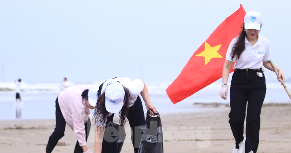 Hàng nghìn người chung tay làm sạch phố biển Cửa Lò