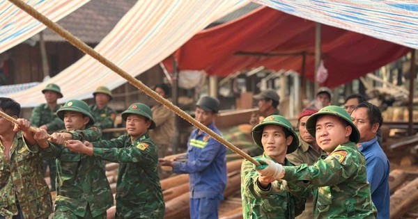 Thanh niên, chiến sĩ biên phòng giúp người dân xóa nhà tạm