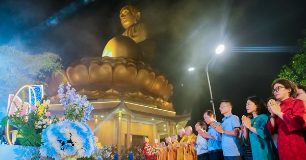 Hàng nghìn người về chiêm bái, tắm phật tại ngôi chùa có tượng phật lớn nhất Bắc Trung Bộ