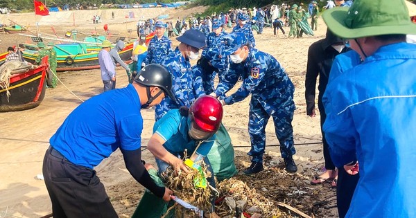 Cảnh sát biển và đoàn viên làm sạch bờ biển, tuyên truyền chống khai thác IUU