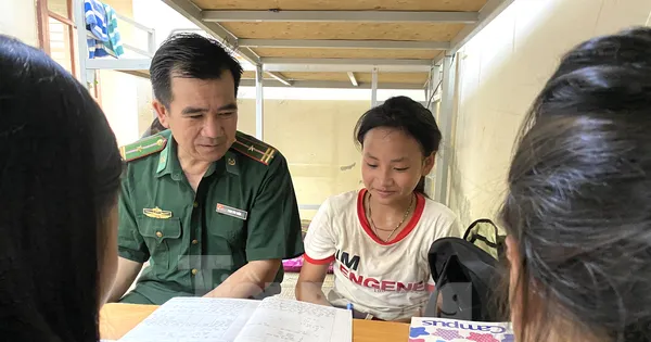 Những người bố mang quân hàm xanh đồng hành cùng các em học sinh dân tộc thiểu số