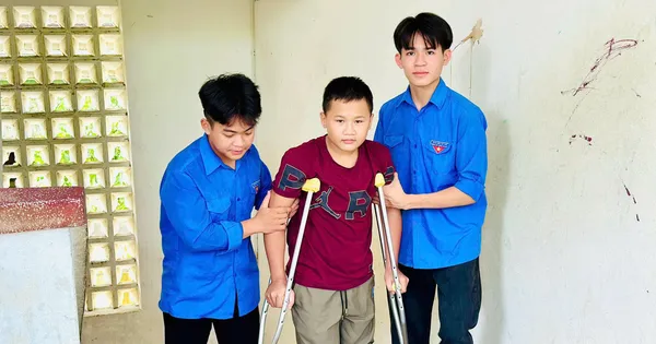Thanh niên nấu cơm miễn phí, dìu thí sinh gãy chân vào phòng thi
