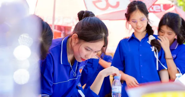 Bóng hồng tình nguyện tiếp sức mùa thi 2025