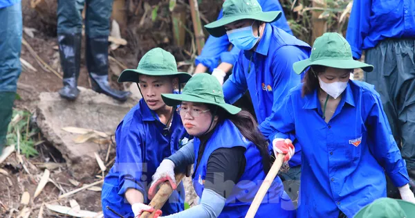 Tuổi trẻ Nghệ An dầm mình dưới nước nạo vét, làm sạch khe suối